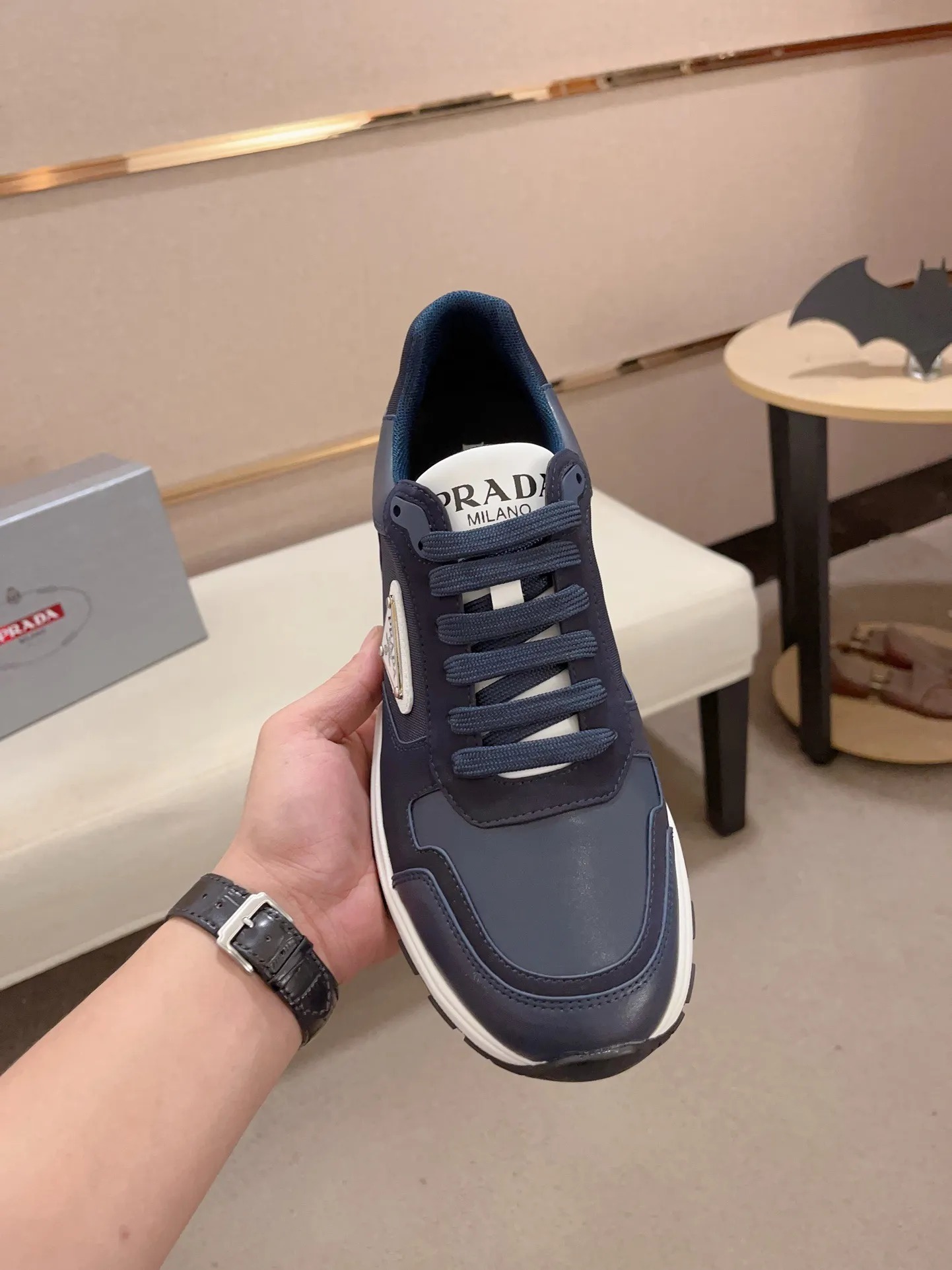 Men's shoes 💰 560 💰 (high version) new Prada (Prada) high-tops are launched at the same time, new men's shoes, 😘fabrics are selected from waterproof technical cloth. First layer cowhide lining. 👍🏿Original molded anti-slip rubber outsole, with exquisite lines, simple and elegant, comfortable and high-end for leisure travel. Number of yards: 38 to 44. (Can be customized for 45.46.)